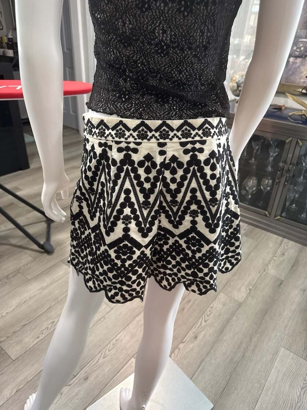 Amisu Black & White Geometric Embroidered Scalloped Hem Shorts Size 10